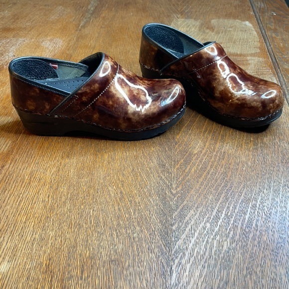 Sanita Patent Leather Brown and Tan Clogs Size 36 - Picture 2 of 9